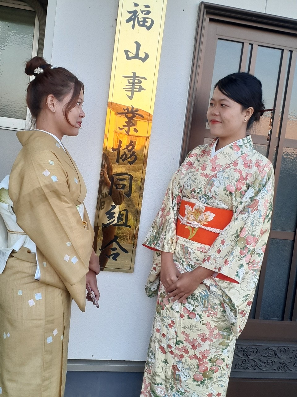 看板前で記念撮影